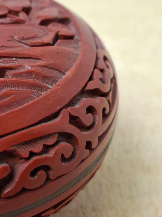 Image 1 of Tasse à encre rouge de Chine avec des fleurs sculptées à la main - vers 1940