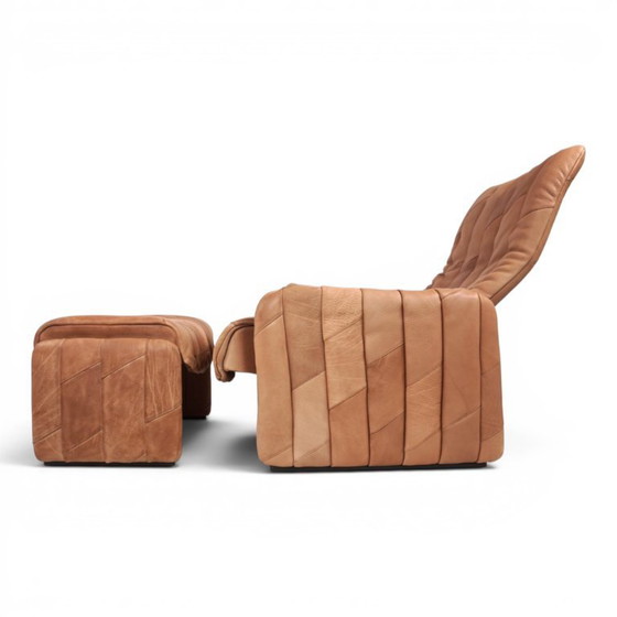 Image 1 of De Sede Ds 50 fauteuil met voetenbank, bekleed met buffelleer en patchwork, 1970
