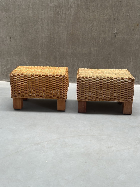 Image 1 of Set di 2 poggiapiedi/tavolini vintage in rattan