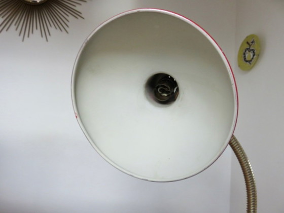 Image 1 of Franse "cocotte"-lamp van messing en rood gelakt metaal, jaren 1950-1960.
