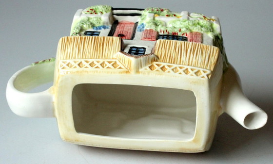 Image 1 of Tetera de diseño, cerámica pintada a mano por Annie Rowe.