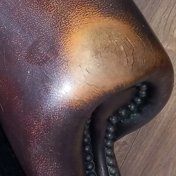Image 1 of Steigern Sie Ihr Wohngefühl mit diesem beeindruckenden Set Chesterfield-Ohrensesseln aus Kuhfell!