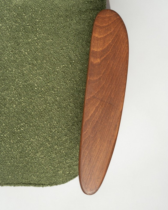 Image 1 of Set van 2 iconische Poolse mid-century vintage fauteuils, model 366 van J. Chierowski, in bouclé, voor kleine ruimtes.