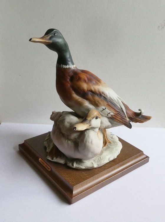 Image 1 of Figura de una pareja de ánades reales, diseñada por Giuseppe Armani, cerámica pintada a mano, base de roble.