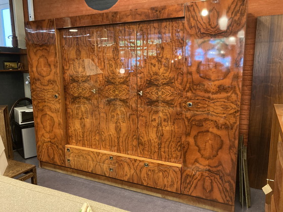 Image 1 of Außergewöhnlicher 5-türiger Kleiderschrank in Nussbaum-Hochglanzfurnier