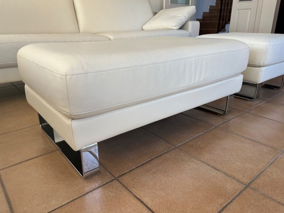 Image 1 of Rolf Benz EGO Ecksofa in weißem Leder mit zwei passenden Hockern – Neuwertiger Zustand