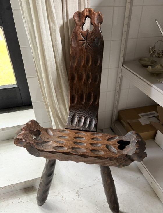 Spanischer brutalistischer Dreibeinhocker, 2er-Set – Holz (photo 2 of 6)