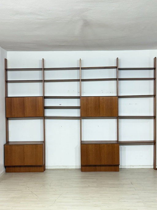 Modulaire wandplank uit het midden van de vorige eeuw van Interna-Peter Pedrides / Teakhouten plankensysteem uit de jaren 60