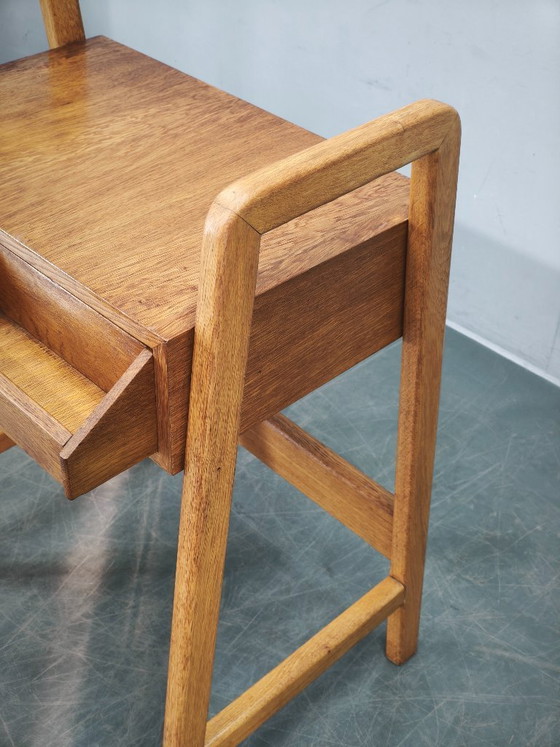 Image 1 of Table d'appoint en chêne tchèque des années 1960 avec tiroir de rangement intégré