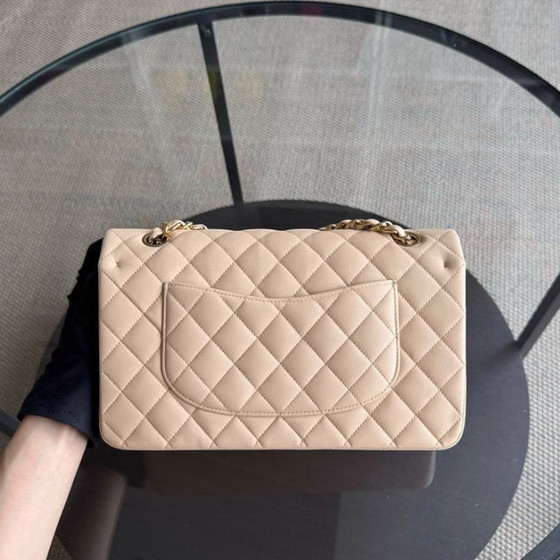 Image 1 of Chanel Classic Flap Medium - 25 cm gewatteerd lamsleer, beige, met gouden details.