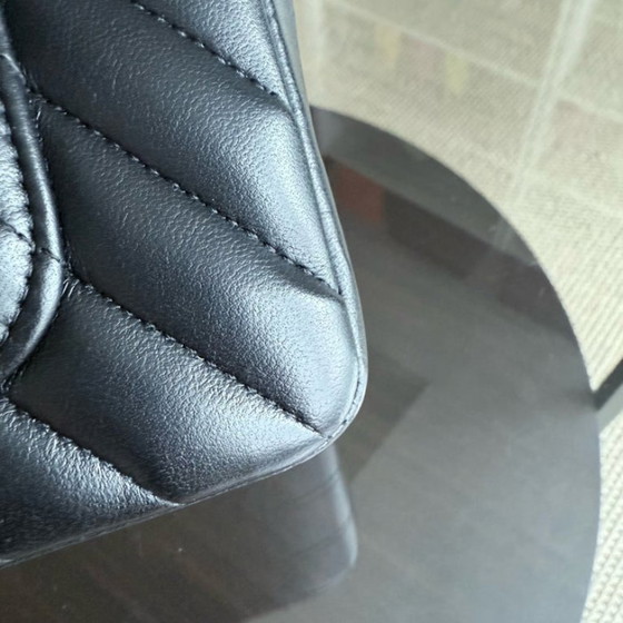 Image 1 of Chanel Classic Flap Mini - Chevron Lamsleer Zwart Goudkleurige Hardware Serie 26