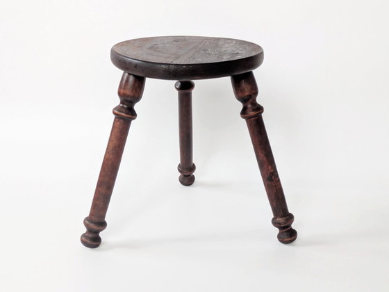 Image 1 of Sgabello in legno a tre gambe in stile fattoria francese d'epoca