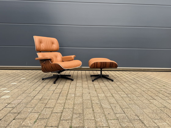 Image 1 of Poltrona lounge Vitra Eames XL + poggiapiedi, in pregiata pelle nera e palissandro Santos. NUOVA!!