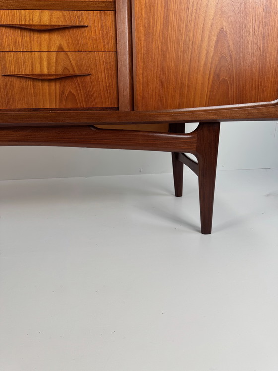 Image 1 of Deens Mid-Century Teak Dressoir – Uitzonderlijk vakmanschap en gebeeldhouwde elegantie