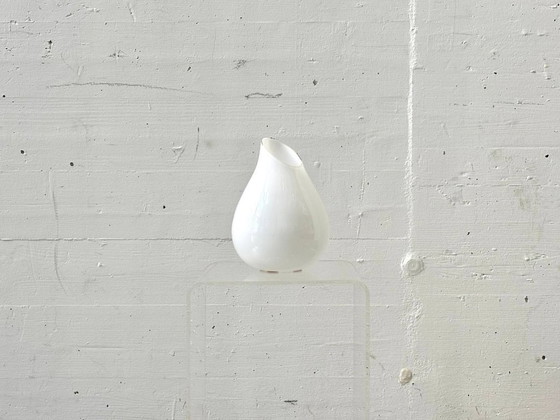 Image 1 of Jarrón de cristal opalino de mediados de siglo, con forma orgánica de lágrima.