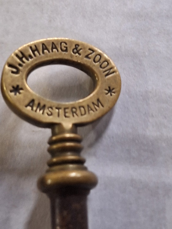 Image 1 of Vetrina in noce del XIX secolo