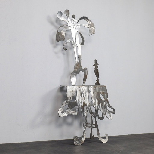 "Iris in een vaas" - Staande sculptuur van Petra Hartman, 2013