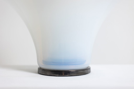 Image 1 of Wit en blauw opalescent glas "bloemblaadjes" lamp, 21e eeuw