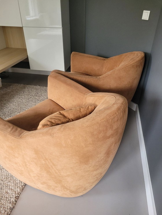 Image 1 of Two Leolux armchairs (Carabas model), one footstool, and three cushions. Upholstery: Alcantara.