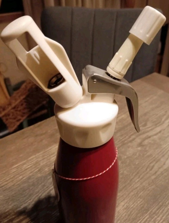 Image 1 of ISI Austria slagroomdispenser uit de jaren 70.