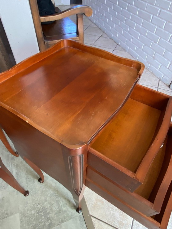 Image 1 of Zwei Nachttische im Stil Louis XV mit Schubladen und einer Nische