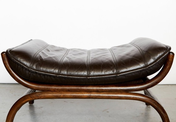 Image 1 of Fauteuil en voetenbank van bamboe en leer