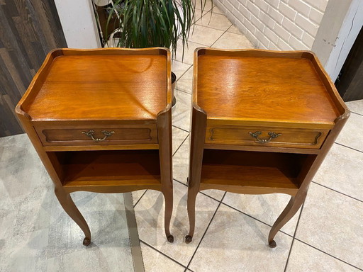 Coppia di comodini in stile Luigi XV con cassetto e nicchia