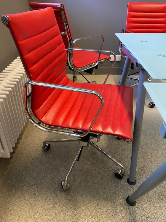 sedia da ufficio rossa Vitra Charles Eames simile con braccioli, Sedie da ufficio, Metallo, Tessile, Rosso (foto 3 di 5)
