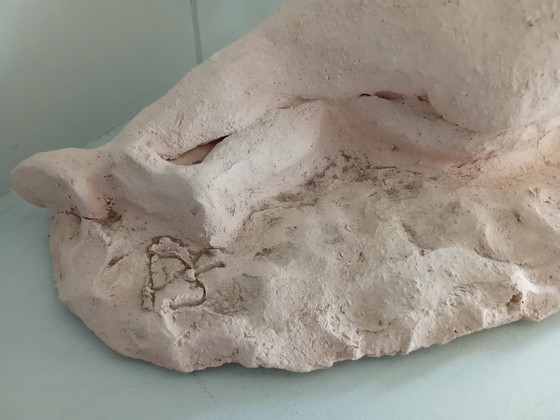 Image 1 of Escultura de una mujer reclinada - firmada - 2,9 kg - Terracota