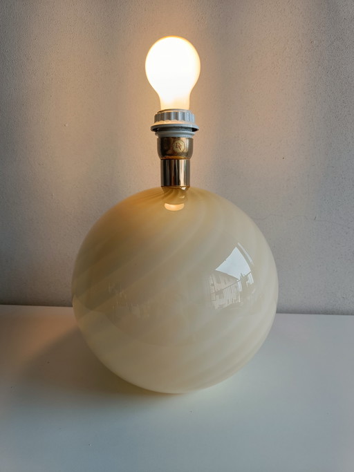 Murano glazen tafellamp van Da Vinci, witte bolvormige lamp met spiraalvormige kap, Italië jaren 70.