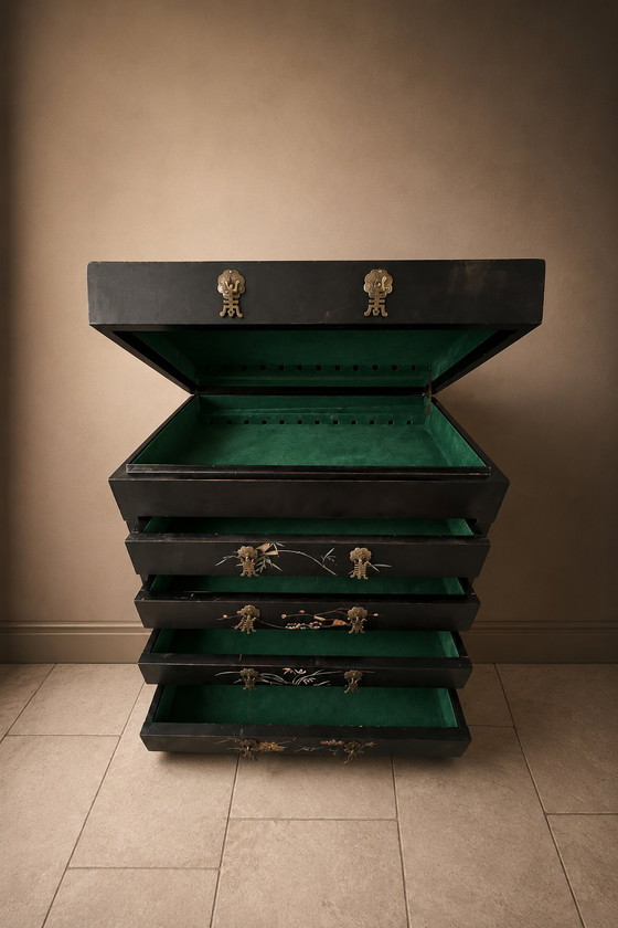 Image 1 of Mueble bar/dormitorio nupcial chino antiguo – Lacado en negro con relieve de nácar y esteatita.