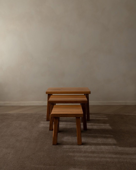 Image 1 of Vintage brutalistische massief eikenhouten bijzettafels (set van 3) – Nederlands, jaren 70