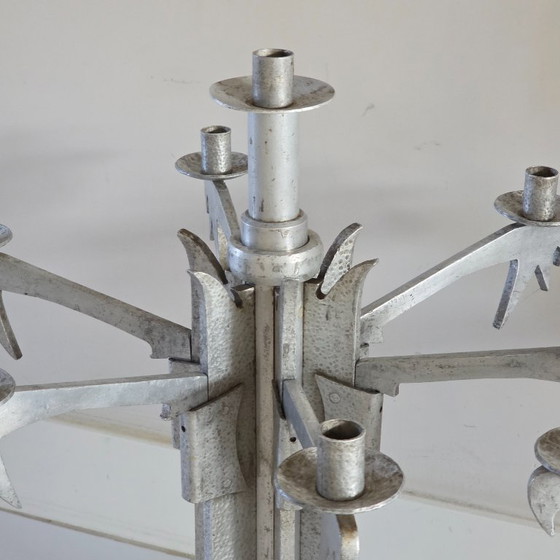 Image 1 of Set van 2 unieke grote vintage brutalistische aluminium kandelaars — toegeschreven aan Helmut Schluter — 7 kaarsen — Duitsland 