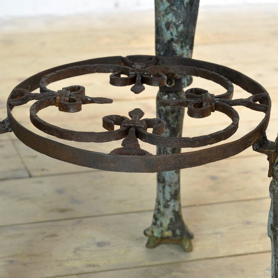 Image 1 of Mesa de jardín de hierro fundido con tablero de pino.