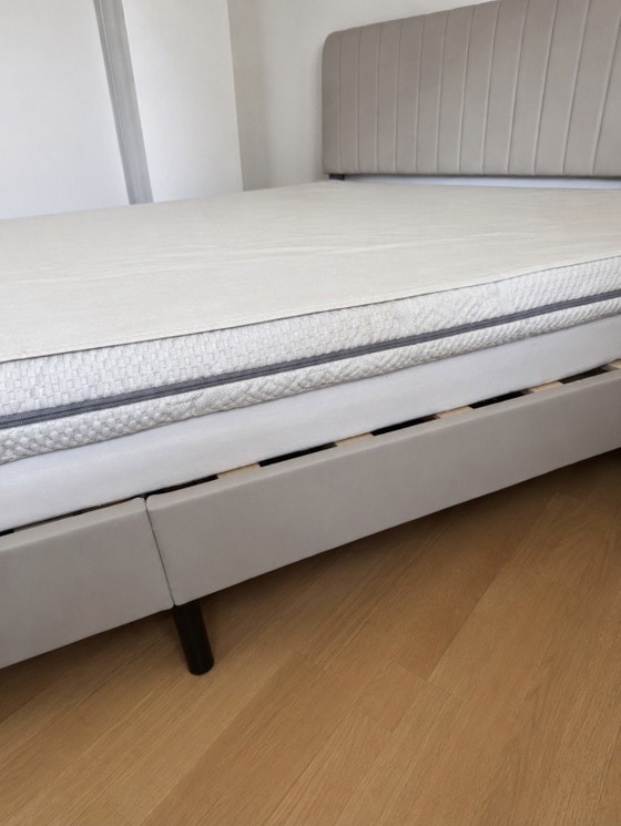 Image 1 of Cama tapizada de 160x200 cm.