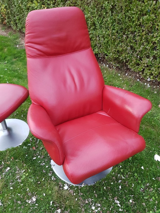 Bellissima poltrona relax Hjort Knutsen con pouf in pelle rossa