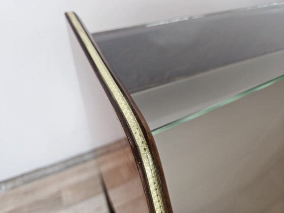 Image 1 of Tocador de madera de raíz con estante doble de cristal.