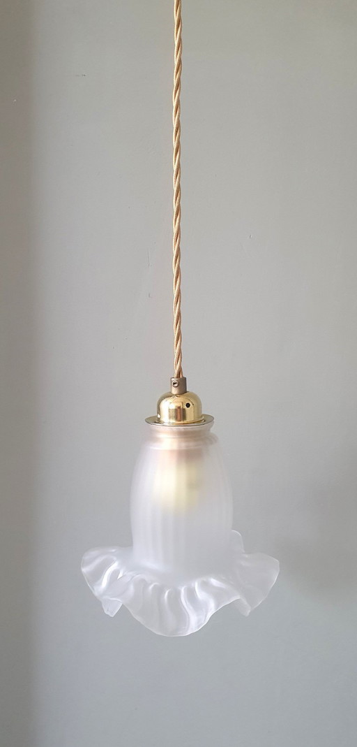 Antike Glas-Hängelampe. Blumenförmiges Design aus mattiertem Glas.