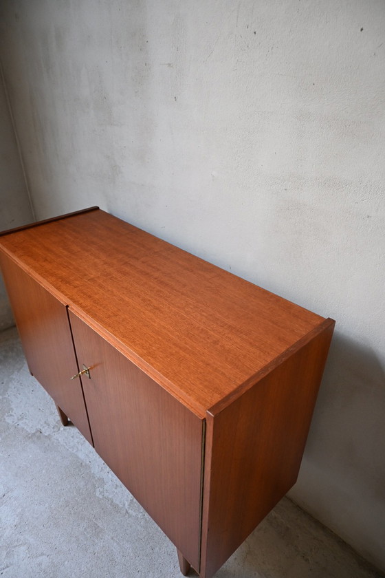 Image 1 of Leuk strak teak fineer kastje uit de jaren 60/70