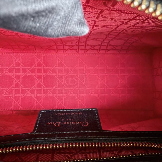 Image 1 of Dior Lady Medium - Pelle di agnello Canange, finiture nere e dorate.