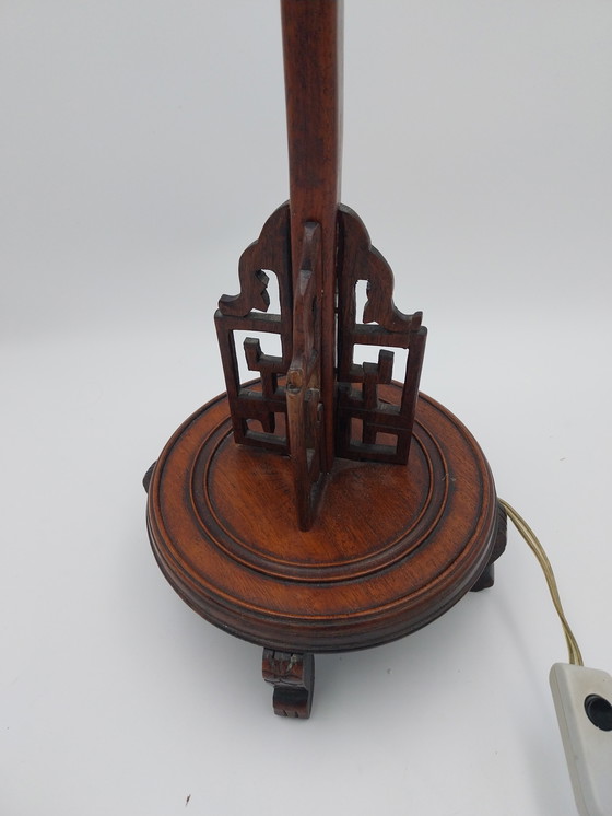 Image 1 of Lámpara de mesa china con motivo de dragón tallado