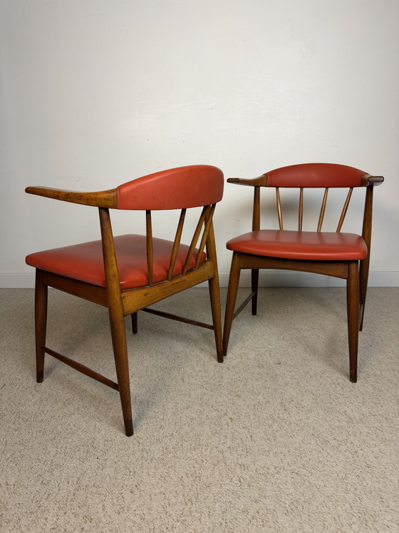 Image 1 of Par de sillones escandinavos de teca y piel sintética roja – década de 1960