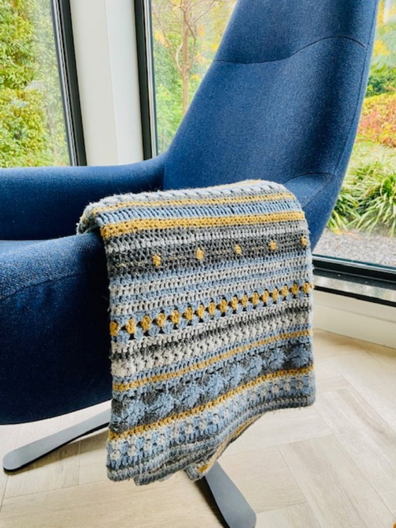 Image 1 of Scandinavisch handgemaakt gehaakt kleed in blauw, grijs en oker