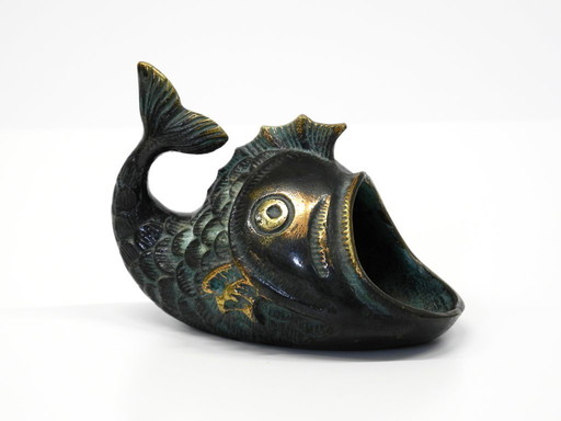 Beautiful Mid Century bronze table or hand ashtray by Walter Bosse in the shape of a fish