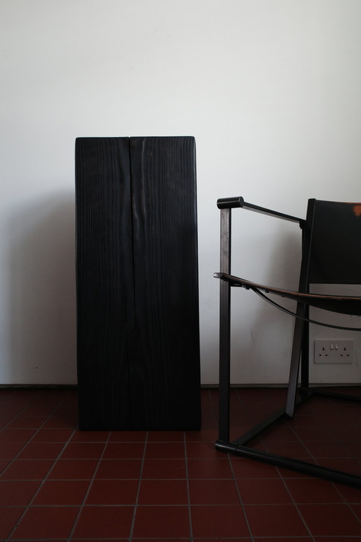 Socle droit en bois massif ébonisé