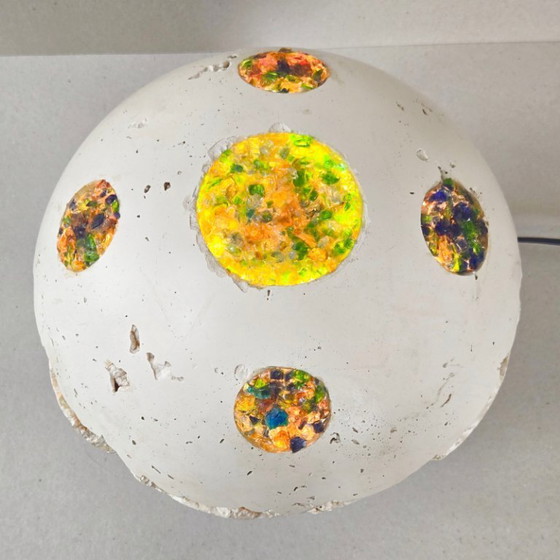 Image 1 of Vintage tafellamp uit de jaren 70 in de stijl van een ruimteschip met UFO's en planeten, gemaakt van gips en glas.