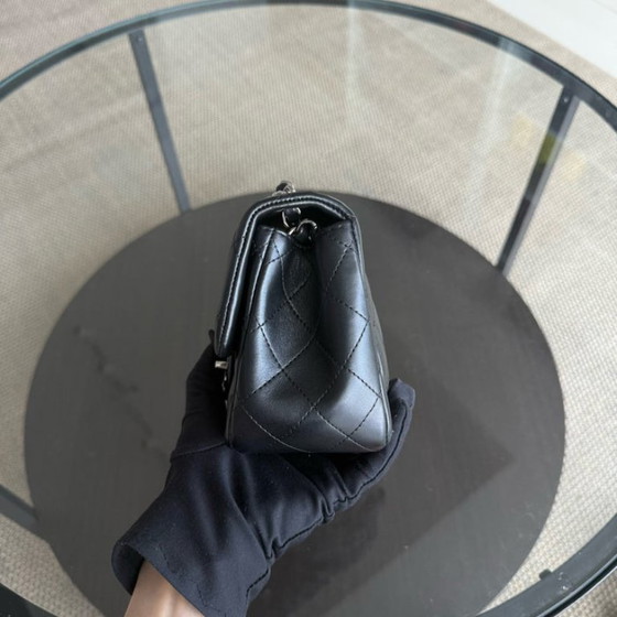 Image 1 of Borsa Chanel Classic Flap Mini Square - 17 cm in pelle di agnello trapuntata nera con finiture argentate, serie 26