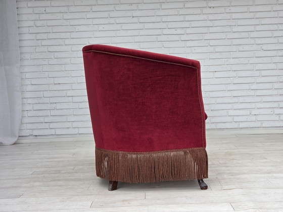 Image 1 of Sofá danés de dos plazas, años 60, terciopelo rojo, patas de madera de fresno.