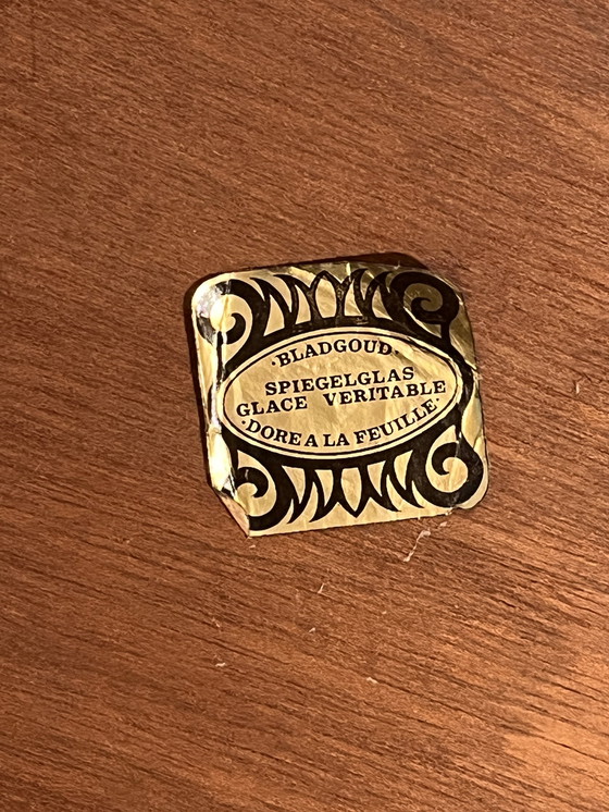 Image 1 of Miroir mural ovale raffiné avec cadre en bois doré