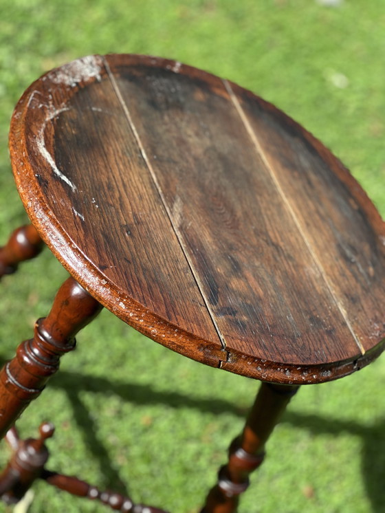 Image 1 of Table d'appoint ancienne avec pieds tournés - vers 1900